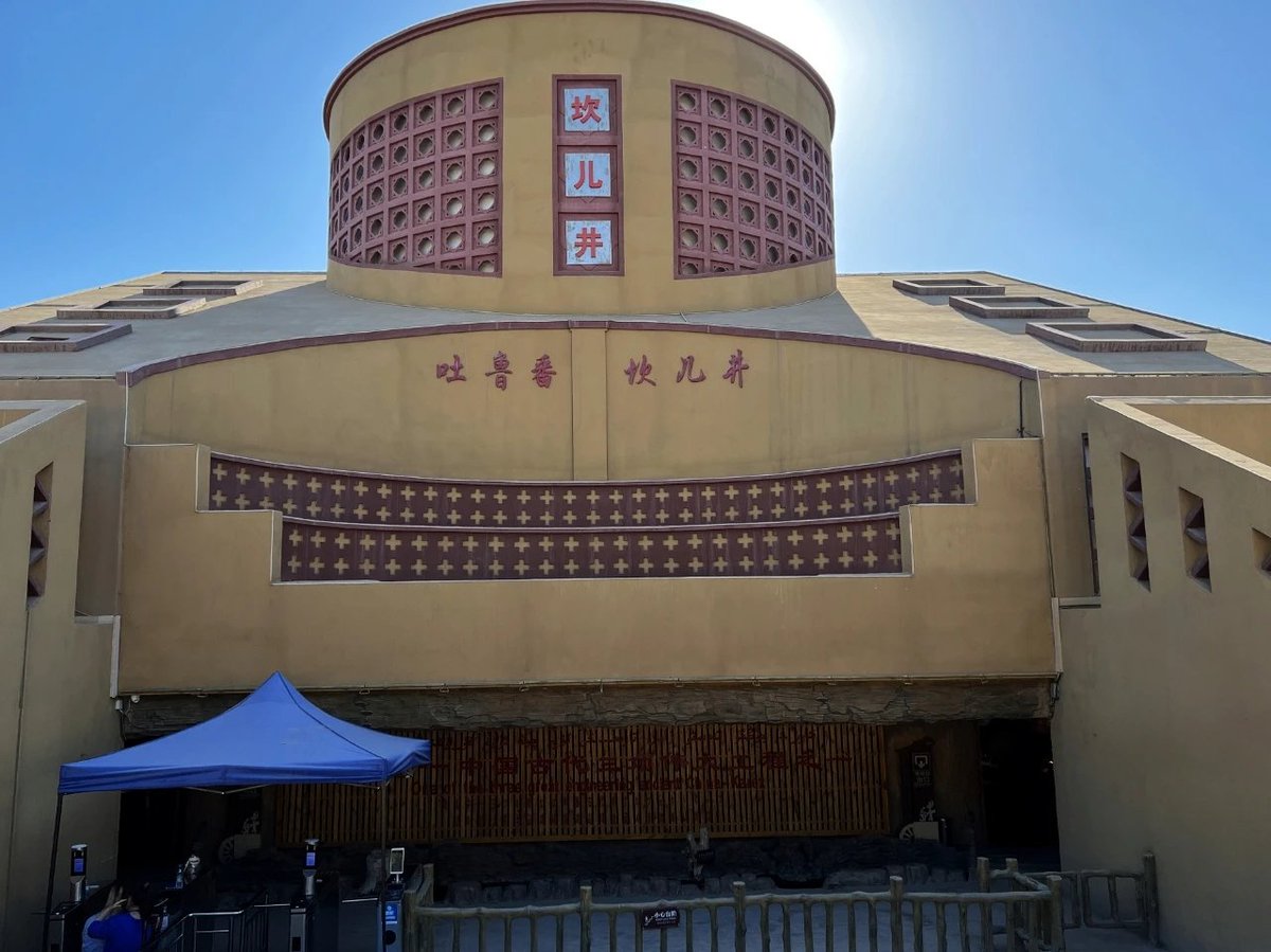JackRon96909543's tweet photo. 新疆吐鲁番的坎儿井,犹如大地深处的神秘脉络,静静地诉说着古老的智慧与坚韧。当我凝视着潺潺流淌的清泉,仿佛触摸到了历史的脉搏。这是一种超越时间与空间的相遇,岁月在坎儿井的井壁上留下斑驳痕迹,却赋予坎儿井无限的生命力。#新疆吐鲁番 #坎儿井 #Karez https://t.co/HWuIDN7ksK
