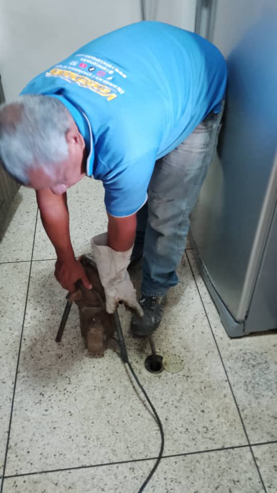 venetanque's tweet photo. En Venetanques te brindamos el mejor servicio desde la instalación de tanques, destapados, remate de albañilería hasta dejar el apartamento como nuevo!!!! #plomeria #tanquesdeagua #termofusion https://t.co/zaHsfkngzo