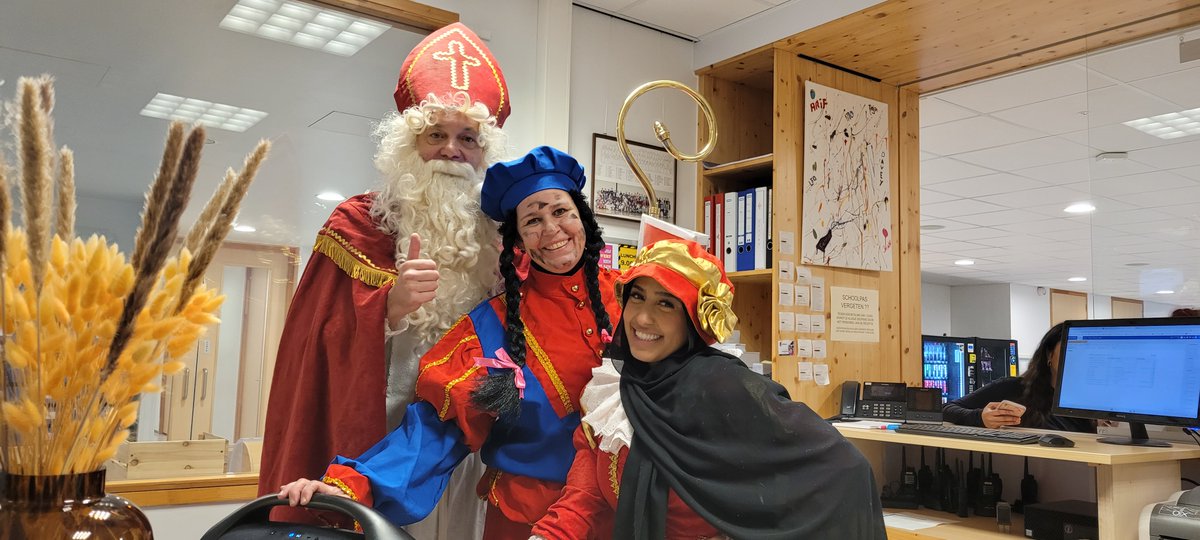 scdelfland's tweet photo. Sinterklaas bracht op 5 december een bezoek aan sc Delfland. In no-time bezocht de Sint met zijn charmante pieten werkelijk alle(!) klassen en bezorgde ruim 500 speculaaspoppen. Sinterklaas bedankt! https://t.co/DOo2ekPcFO