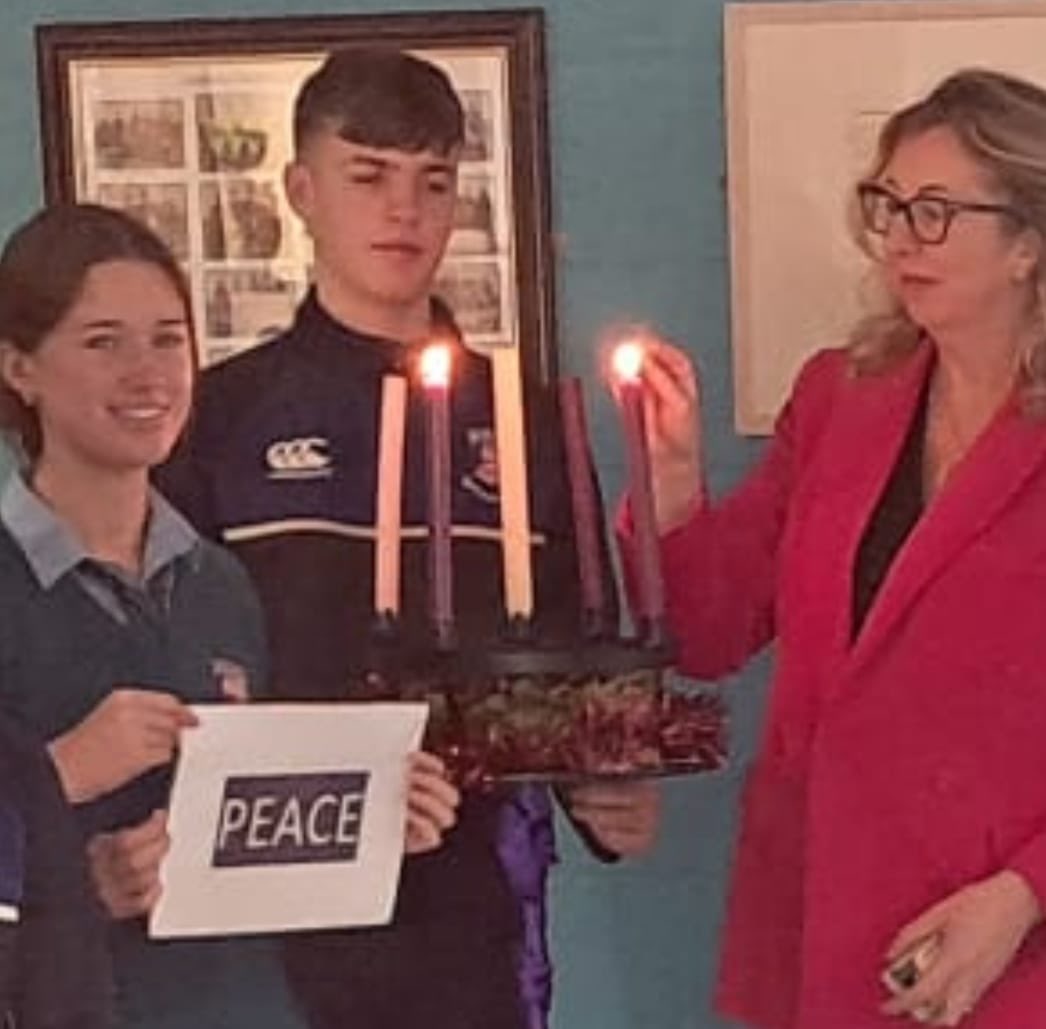 CastletroyC's tweet photo. Thanks to our Deputy Principal, Ms. Majella Hanrahan and 2nd yr RE student volunteers, for marking the 2nd wk of #ADVENT for Christians theme = PEACE
#preparingtheway #waitinginjoyfulhope https://t.co/GvQfFDx9tk