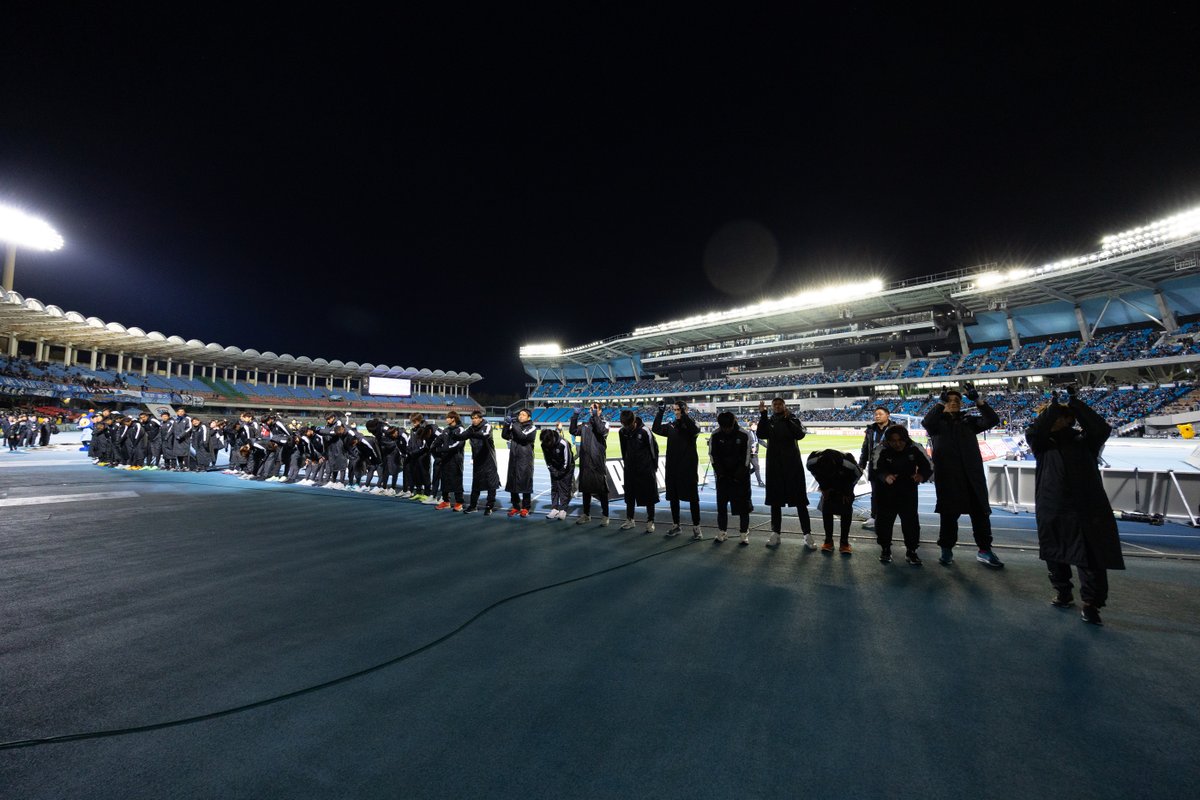 frontale_staff's tweet photo. 【12/8 アビスパ福岡戦　試合終了後について】
試合終了後「2024シーズン最終戦セレモニー」および「鬼木達監督最後のご挨拶」を実施いたします。

詳細はこちら👉 https://t.co/sKZgylxdPm

※監督、選手の場内周回中にプレゼント等をお渡しいただくことはできません。プレゼントを渡したい方は、場内・場外総合案内所にてお預かりいたします。

#frontale #Mind1NEXT