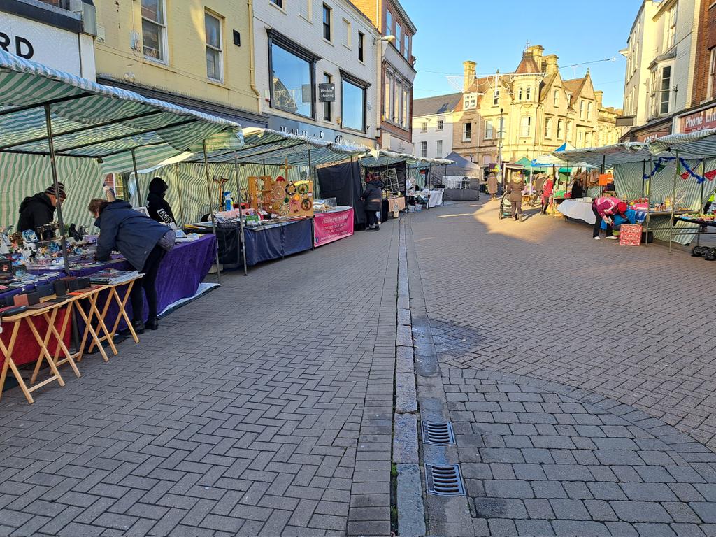 g4caz's tweet photo. @BBCBreaking Beutiful here in sunny Melton Mowbray. Xmas market on today. https://t.co/r661CoGZl4