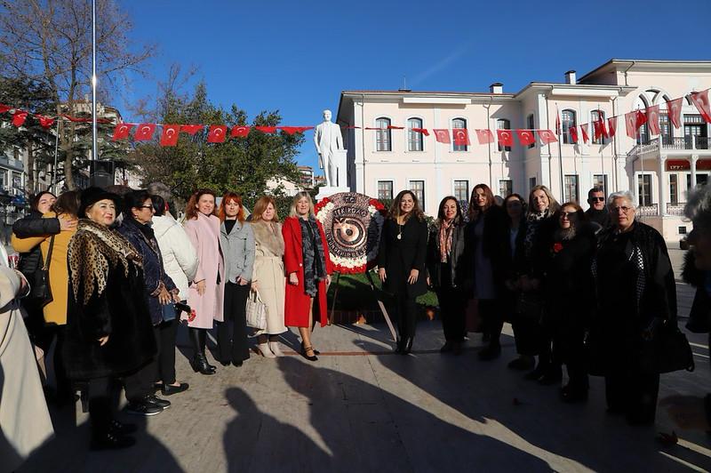 Tekirdağ Kent Konseyi Başkanı Berrin Başol ve yürütme kurulu üyeleri , 5 Aralık Dünya Kadın Hakları Günü - Türk Kadınına Seçme ve Seçilme Hakkının 90. yıl dönümü vesilesiyle düzenlenen etkinliklere katılım gösterdi.