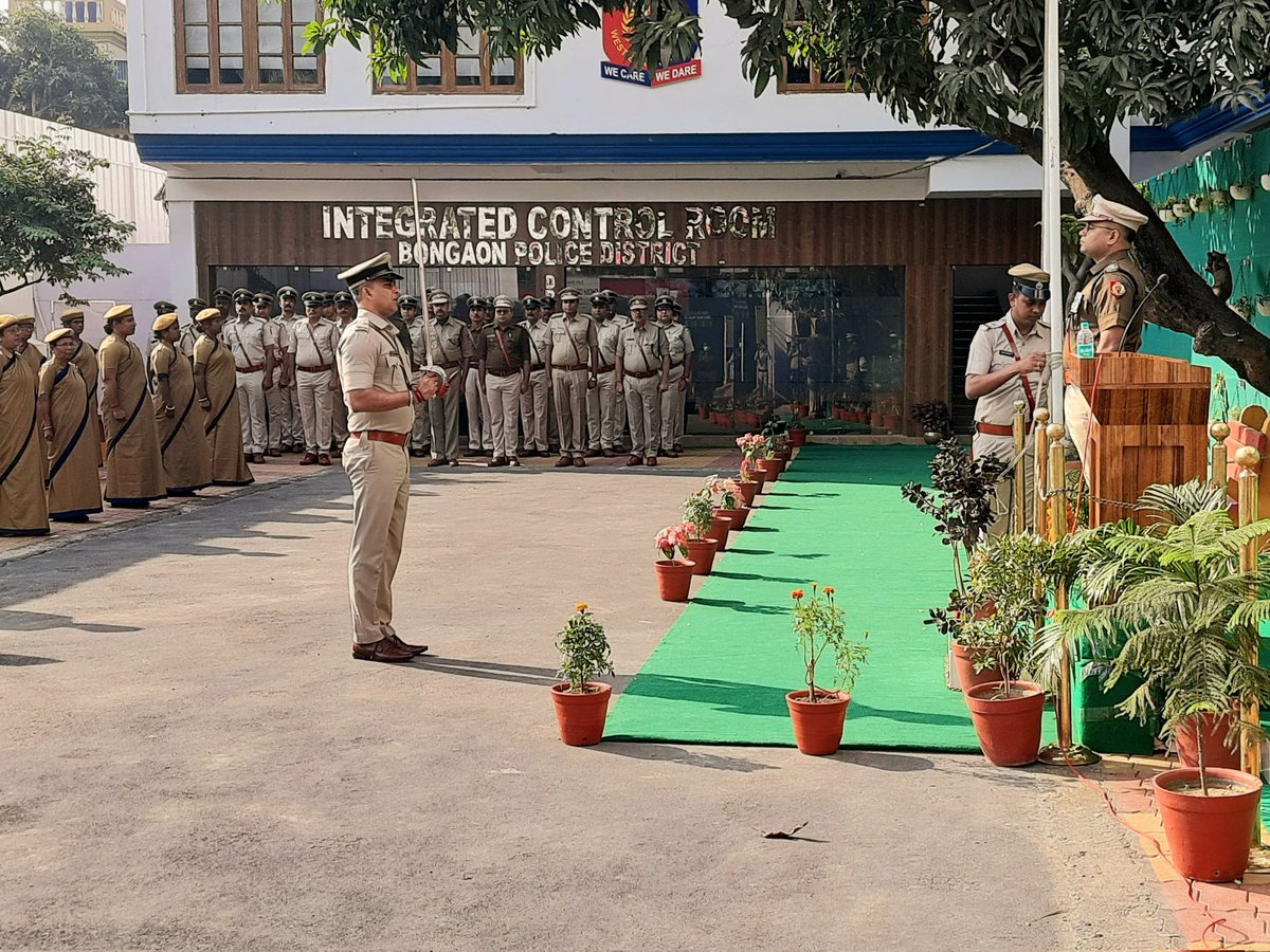 SP_Bongaon_PD's tweet photo. 𝐇𝐨𝐦𝐞 𝐆𝐮𝐚𝐫𝐝 𝐑𝐚𝐢𝐬𝐢𝐧𝐠 𝐃𝐚𝐲 𝐏𝐚𝐫𝐚𝐝𝐞.
Honouring the bravery & dedication of our Home Guards!
#HomeGuardRaisingDay
#Parade #BongaonPD
@ipsdineshkr @WBPolice https://t.co/qqjaWjA9P6