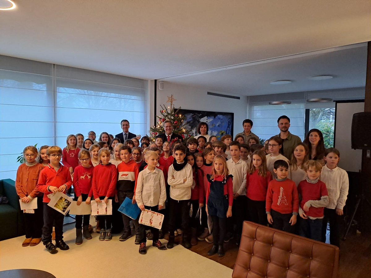 DBoBruessel's tweet photo. 🎵 Ihr Kinderlein kommet / Venez les enfants! Und sie kamen: tolle Vorweihnachts-Darbietung des 🇩🇪 &amp; 🇫🇷 Kinderchores von #iDSB &amp; Lycée français Jean Monnet heute in der Residenz! Höhepunkt für uns alle: die Ode an die Freude auf 🇩🇪&amp; 🇫🇷: Vive l’amitie 🇫🇷-🇩🇪! Danke &amp; merci! https://t.co/e49yrf68tI