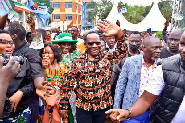 Daily Monitor (@dailymonitor) on Twitter photo Hundreds gather at Malibu Gardens, Namirembe-Bbakuli, Kampala in anticipation of Nyendo-Mukungwe MP, <a href="/MathiasMpuuga/">Mathias Mpuuga</a> 's 'Big Announcement'
๐ธ <a href="/DavyLubz/">David Lubowa</a>
#MonitorUpdates Hundreds gather at Malibu Gardens, Namirembe-Bbakuli, Kampala in anticipation of Nyendo-Mukungwe MP, <a href="/MathiasMpuuga/">Mathias Mpuuga</a> 's 'Big Announcement'
๐ธ <a href="/DavyLubz/">David Lubowa</a>
#MonitorUpdates