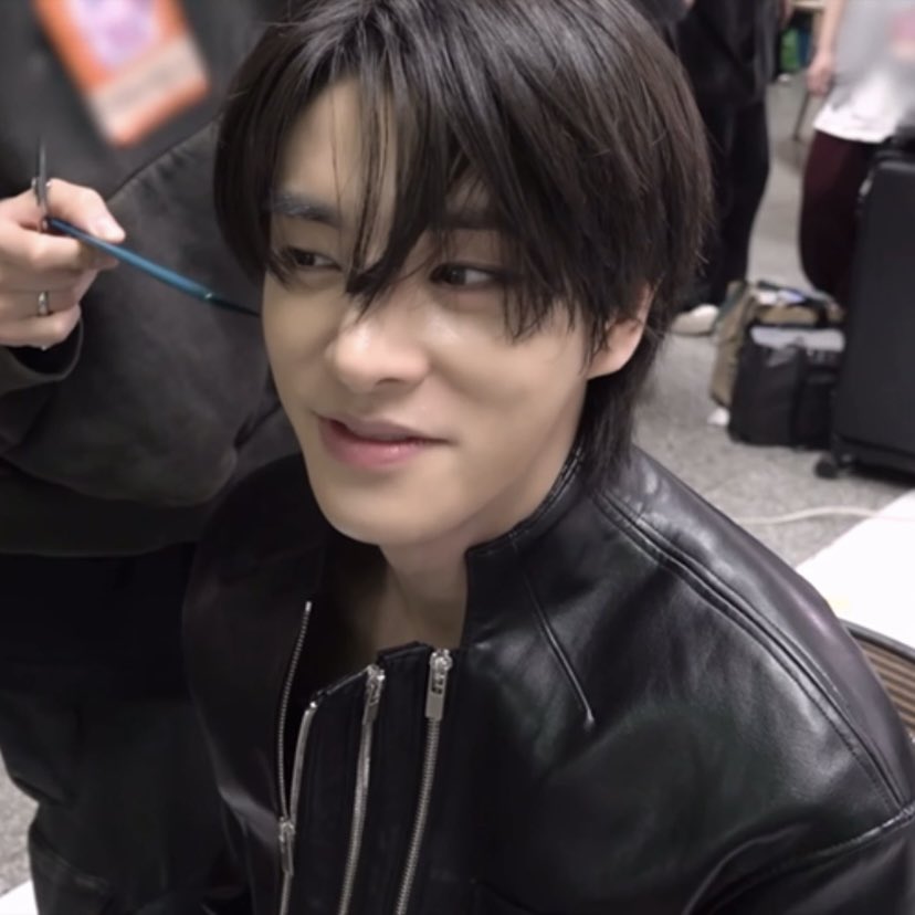 15ARCHIVEz's tweet photo. his bangs being trimmed so cute 😭🤏🏼
#제이크 #JAKE #ENHYPEN https://t.co/JNIufjScI2