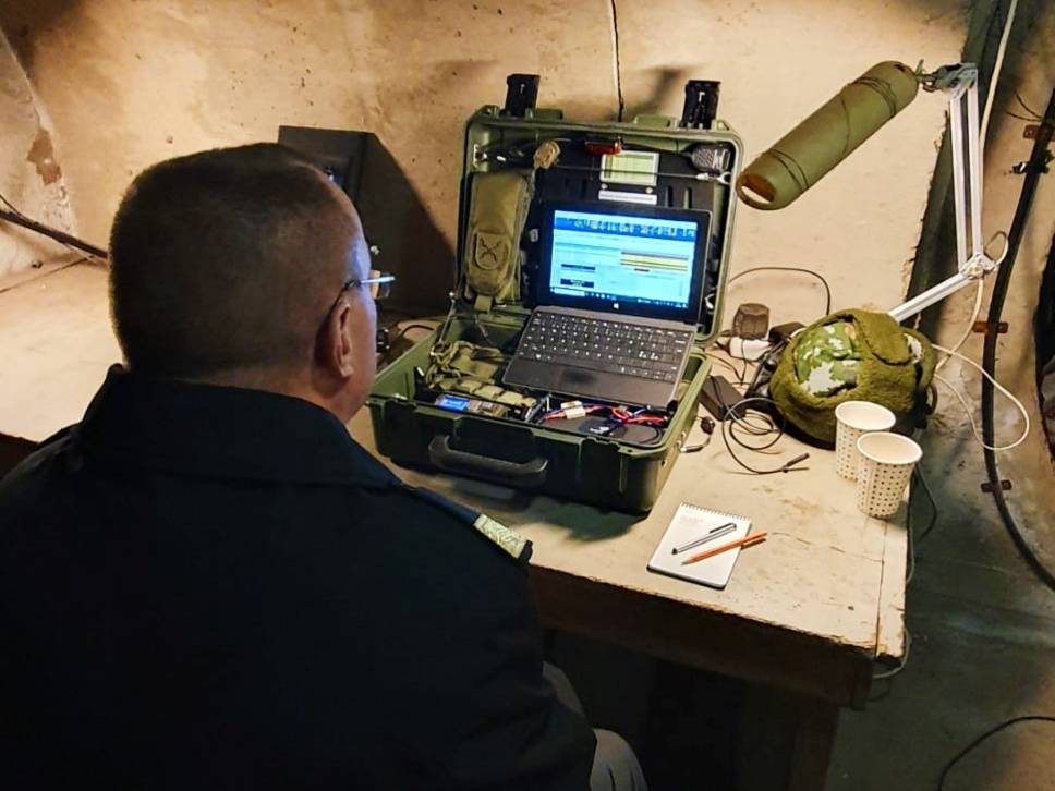Sotilasradioamatööriasema OI8AY aktivoidaan perinteisesti itsenäisyyspäivän kunniaksi. HF-kelit tarjoilivat hyviä kusoja. Toimintaan perehtyi myös prikaatin komentaja.

#kaipr #maavoimat #radioamatöörit #itsenäisyyspäivä