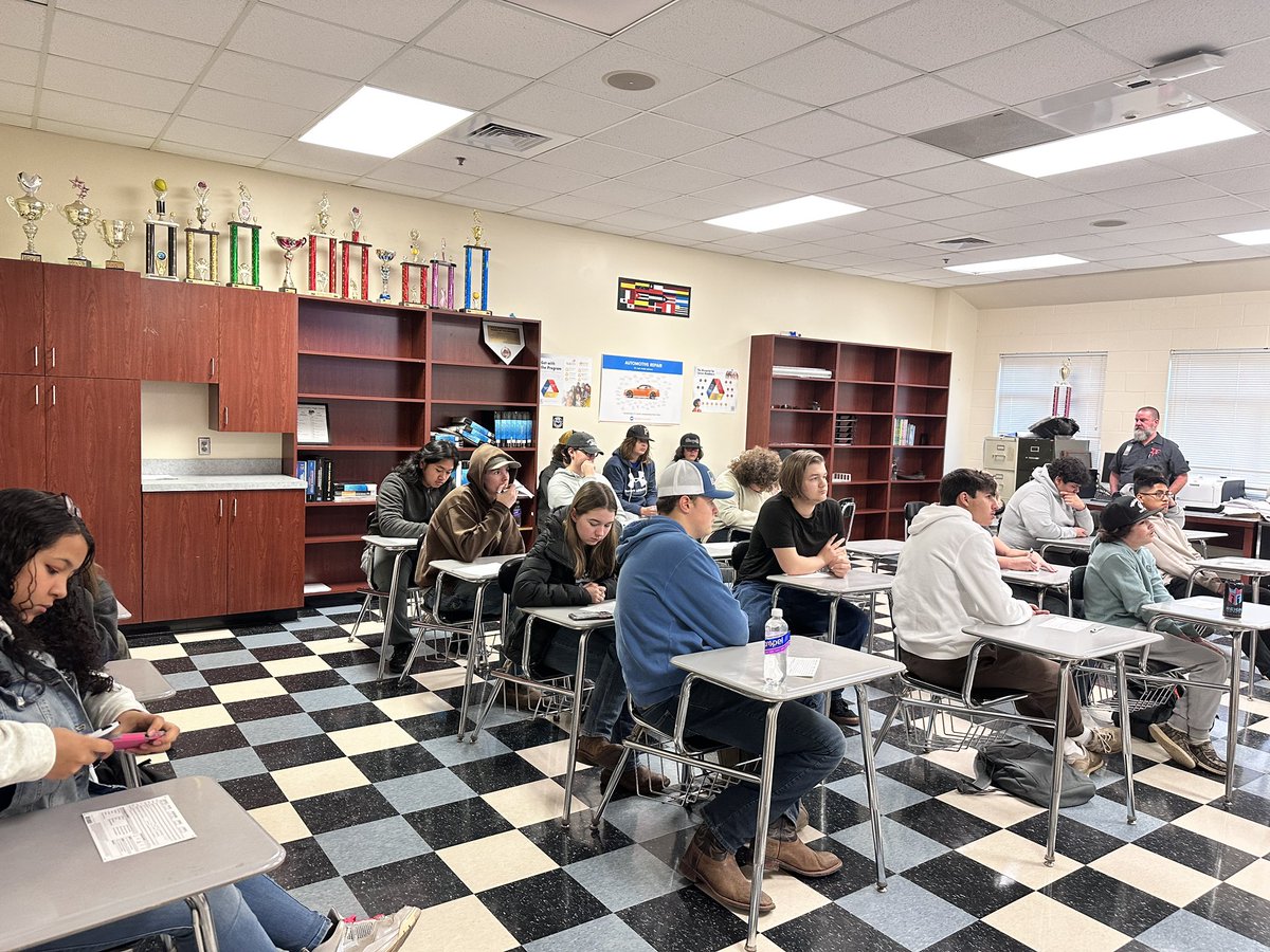 ashuping05's tweet photo. A representative from Universal Technical Institute speaks to PHS Automotive classes. #allinBCPS #ignitelearningBCPS #CTEforNC https://t.co/1Vbdqw1khV
