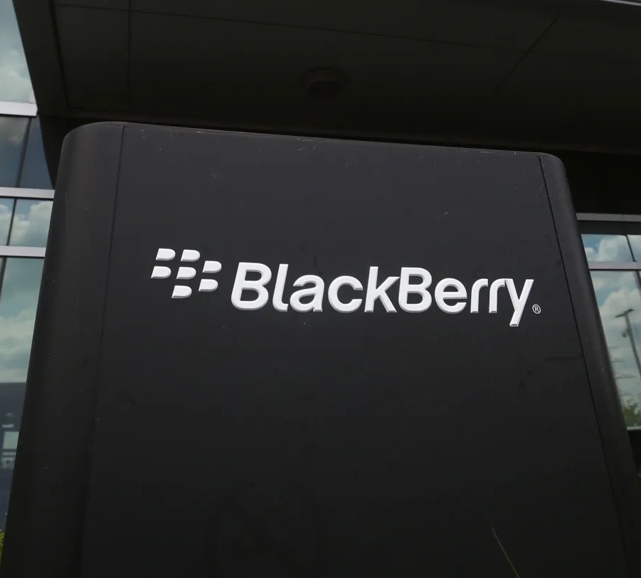 Lang_checker's tweet image. قصة سقوط بلاكبيري أمام أبل: حكاية الصعود الكبير والانهيار المدوي

في أواخر التسعينيات، كانت التكنولوجيا على مشارف ثورة كبرى. وبينما كانت الشركات تسابق الزمن لتقديم حلول ذكية للاتصالات، ولدت شركة كندية صغيرة تحمل اسم بلاكبيري، على يد “مايك لازاريديس” و”دوغلاس فرجين”. 

#ثريد…