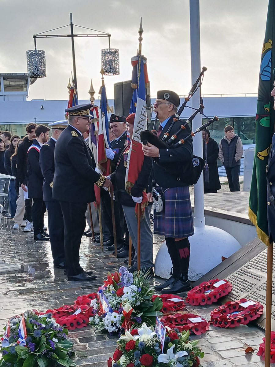 PrefAquitaine33's tweet photo. #Cérémonie 🇫🇷 | Gregory LECRU, directeur de cabinet, préside la cérémonie du 82ème anniversaire de l’opération #Frankton.
Hommage aux 10 commandos britanniques qui ont participé à cette opération militaire au large de l'estuaire de la #Gironde pendant la Seconde Guerre Mondiale. https://t.co/HKhNzQbLVc