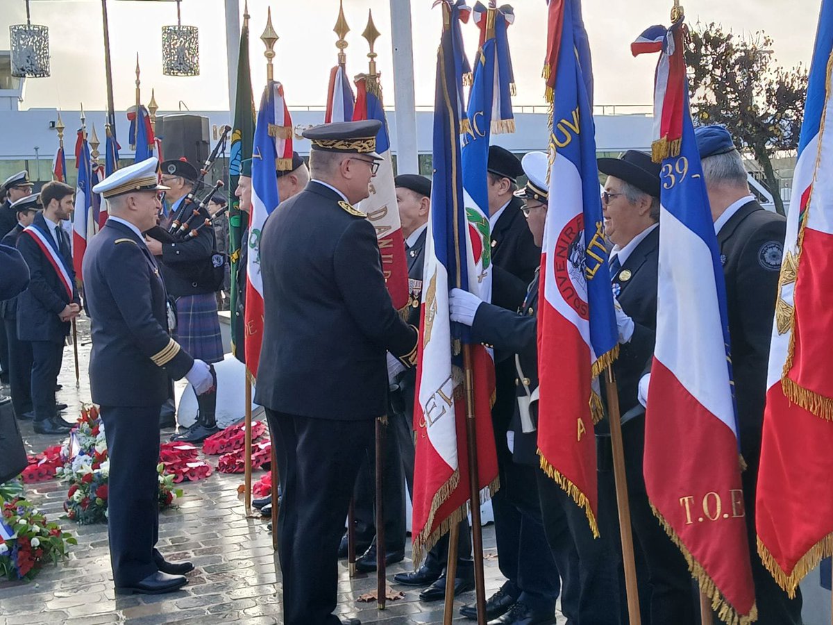 PrefAquitaine33's tweet photo. #Cérémonie 🇫🇷 | Gregory LECRU, directeur de cabinet, préside la cérémonie du 82ème anniversaire de l’opération #Frankton.
Hommage aux 10 commandos britanniques qui ont participé à cette opération militaire au large de l'estuaire de la #Gironde pendant la Seconde Guerre Mondiale. https://t.co/HKhNzQbLVc
