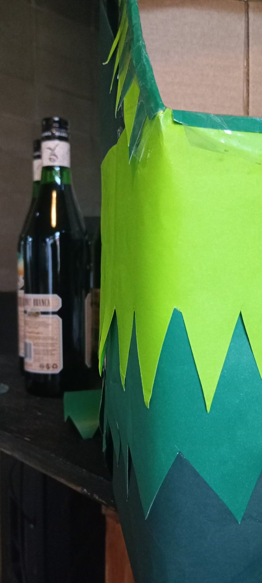 CeeciEP's tweet photo. La gente: lo del poliamor es todo un verso para c*oger con cualquiera.
Yo: 7am preparando el regalo para el arbolito de mi vínculo. https://t.co/FyF2LLsj7Y