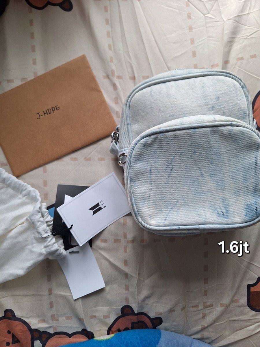 dheevyaaa's tweet photo. WTS - Preloved 
Jhope Side by side Mini bag
Merch Golden Bracelet

Good Condi✅️
Baru d pake 1x semua nyaa. 
📍Cianjur

Minat ? DM 

#WTS #preloved #bts https://t.co/dDdEDgdm9x