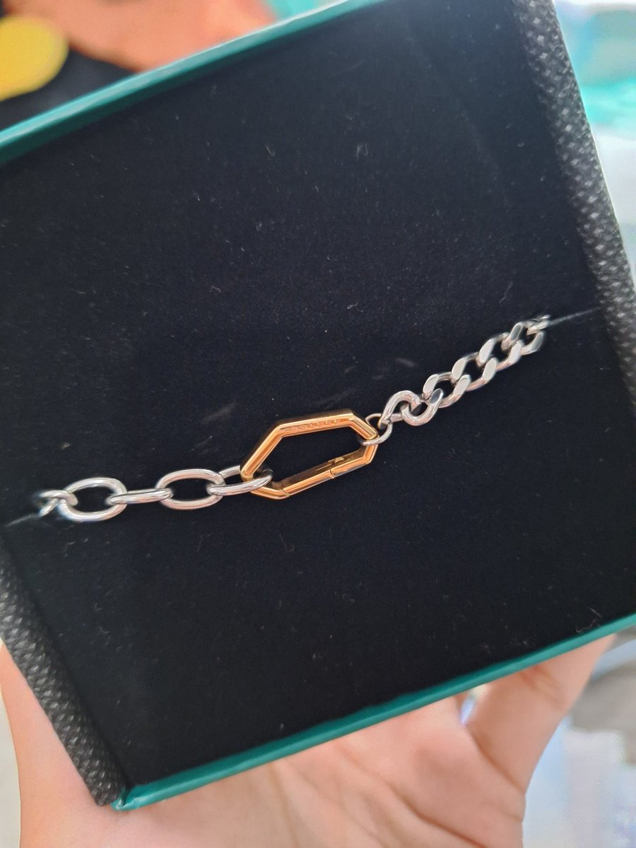 dheevyaaa's tweet photo. WTS - Preloved 
Jhope Side by side Mini bag
Merch Golden Bracelet

Good Condi✅️
Baru d pake 1x semua nyaa. 
📍Cianjur

Minat ? DM 

#WTS #preloved #bts https://t.co/dDdEDgdm9x