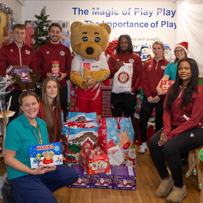 StevenageFC's tweet photo. Players from our Men’s &amp; Women’s teams visited Lister Hospital yesterday evening to spread Christmas cheer &amp; deliver festive gifts to patients in the Bluebell Children’s Ward. ❤️💙

@enhertsplayteam | @StevenageFCW