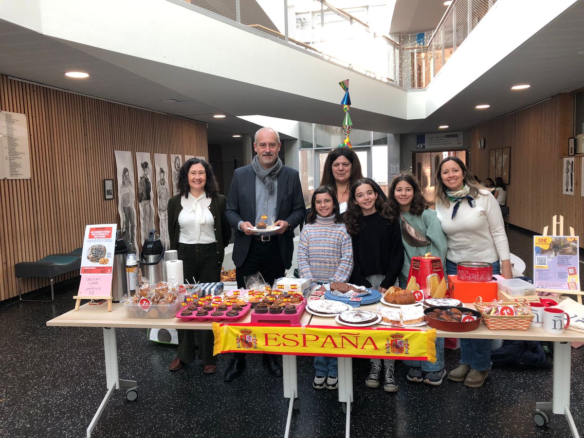 SIEstgermain's tweet photo. ¡Una iniciativa buenísima de nuestros alumnos de 6ème del @lyceeinter ! Con la colaboración de @ApaseliLyceeSGL, hoy están vendiendo dulces y recaudando fondos para ayudar a las víctimas de la #DANA en #España. 
 #AyudaDANA #Valencia #AccionEducativaExterior https://t.co/KW99a3nnlL