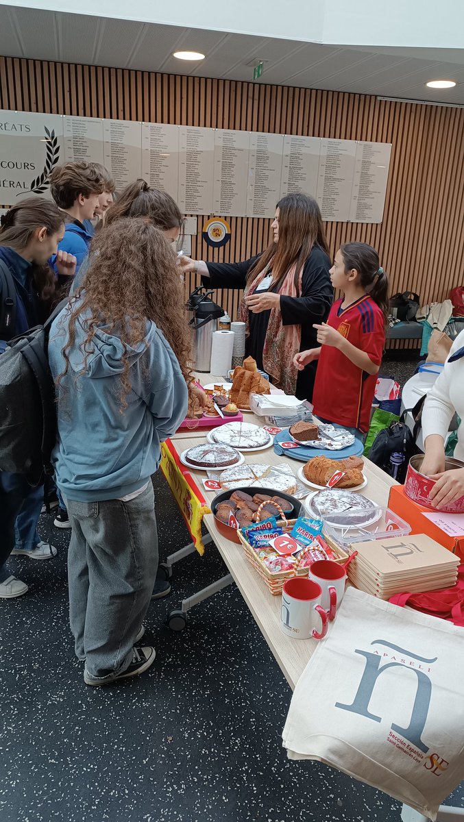 SIEstgermain's tweet photo. ¡Una iniciativa buenísima de nuestros alumnos de 6ème del @lyceeinter ! Con la colaboración de @ApaseliLyceeSGL, hoy están vendiendo dulces y recaudando fondos para ayudar a las víctimas de la #DANA en #España. 
 #AyudaDANA #Valencia #AccionEducativaExterior https://t.co/KW99a3nnlL