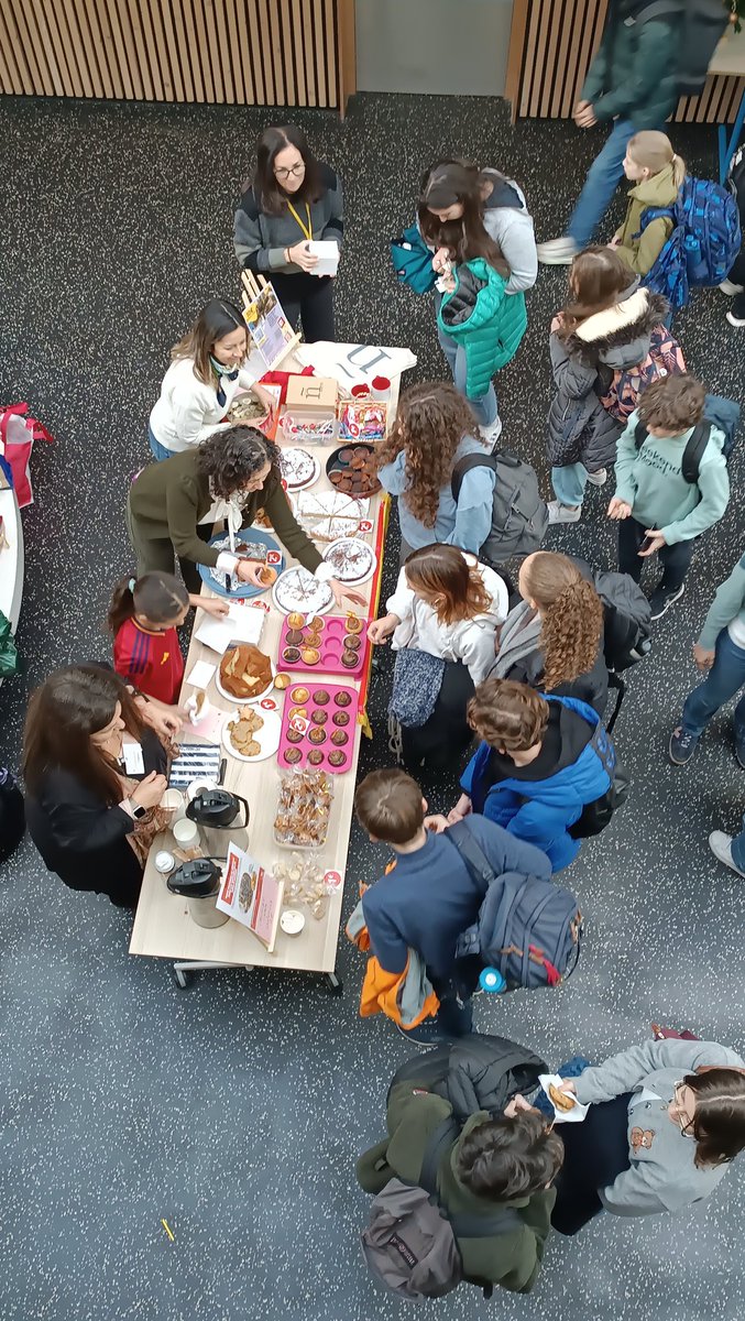 SIEstgermain's tweet photo. ¡Una iniciativa buenísima de nuestros alumnos de 6ème del @lyceeinter ! Con la colaboración de @ApaseliLyceeSGL, hoy están vendiendo dulces y recaudando fondos para ayudar a las víctimas de la #DANA en #España. 
 #AyudaDANA #Valencia #AccionEducativaExterior https://t.co/KW99a3nnlL