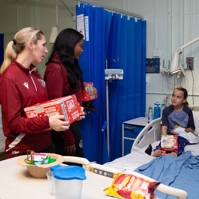 StevenageFC's tweet photo. Players from our Men’s &amp; Women’s teams visited Lister Hospital yesterday evening to spread Christmas cheer &amp; deliver festive gifts to patients in the Bluebell Children’s Ward. ❤️💙

@enhertsplayteam | @StevenageFCW