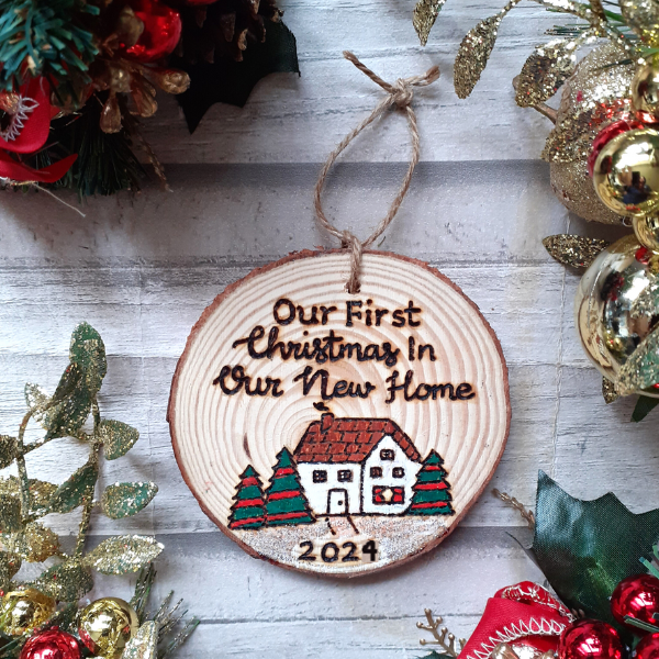 woodenyoulove's tweet photo. 𝙁𝙄𝙍𝙎𝙏 𝘾𝙃𝙍𝙄𝙎𝙏𝙈𝘼𝙎 

Celebrate a milestone with this handmade wooden “First Christmas in New Home 2024” ornament. Hand burnt on a real wood slice  

Last orders 13th Dec 

https://t.co/iTDO29CWWe

#ukgifthour #ukgiftam #SmallBizSatUK #MHHSBD #firsttmaster #shopindie https://t.co/5ViX7qimuN