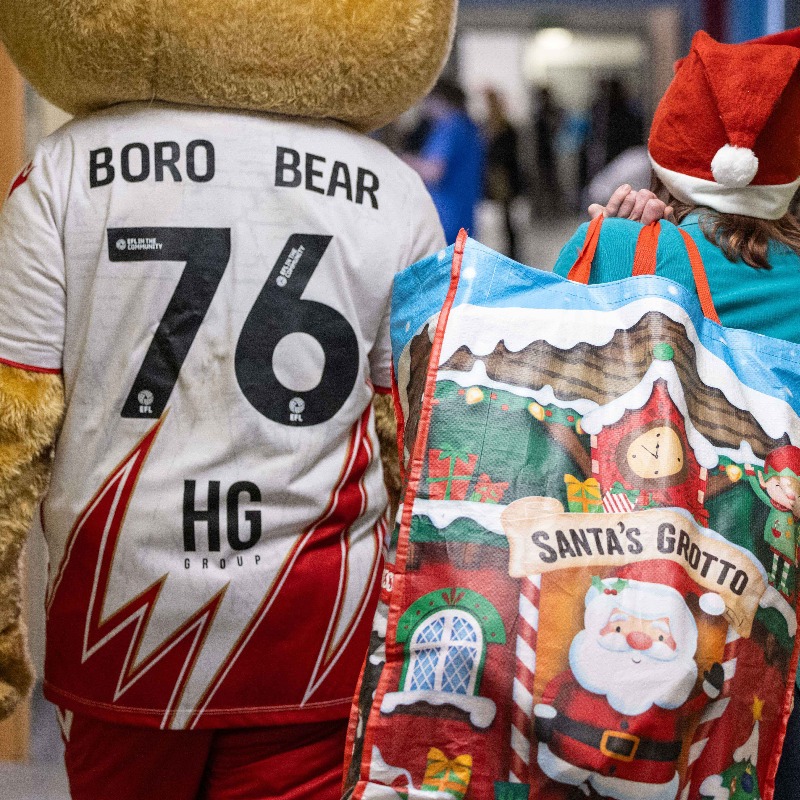 StevenageFC's tweet photo. Players from our Men’s &amp; Women’s teams visited Lister Hospital yesterday evening to spread Christmas cheer &amp; deliver festive gifts to patients in the Bluebell Children’s Ward. ❤️💙

@enhertsplayteam | @StevenageFCW