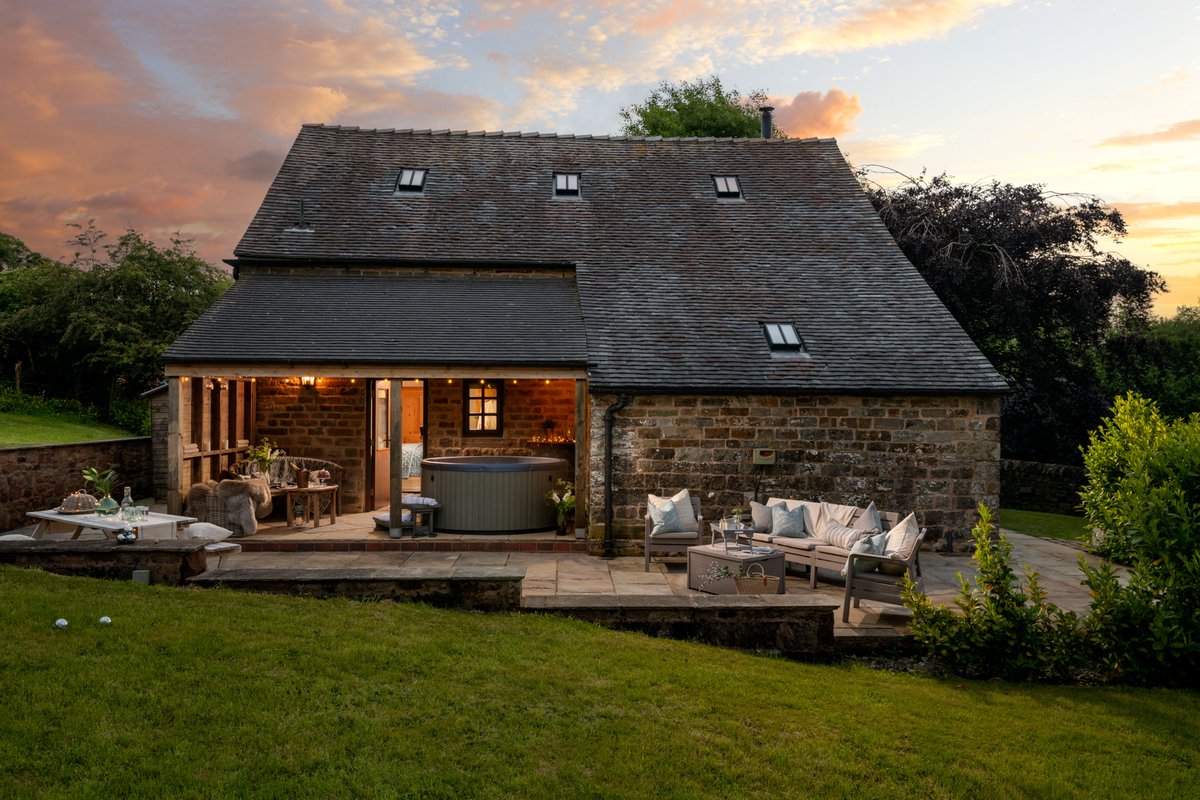 premiercottages's tweet photo. Ford Old Hall Barn is a beautifully converted Grade II listed barn sleeping up to 4 guests, set in the stunning Staffordshire Moorlands area of the Peak District National Park. Find out more: https://t.co/30KY9iZWxU https://t.co/1n2wZhiwK3