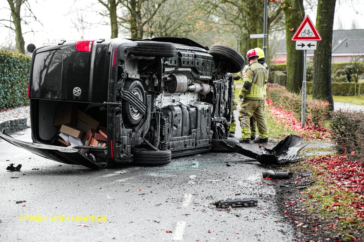112 melding Flinke botsing tussen bedrijfsbus en een lesauto