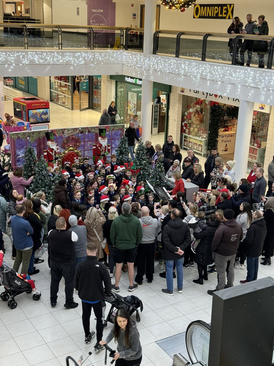 SJBPS11's tweet image. Our children, parents &amp;amp; grandparents are having a great time at the annual SJB Musicathon in the @KCbelfast today. 🎄🎶