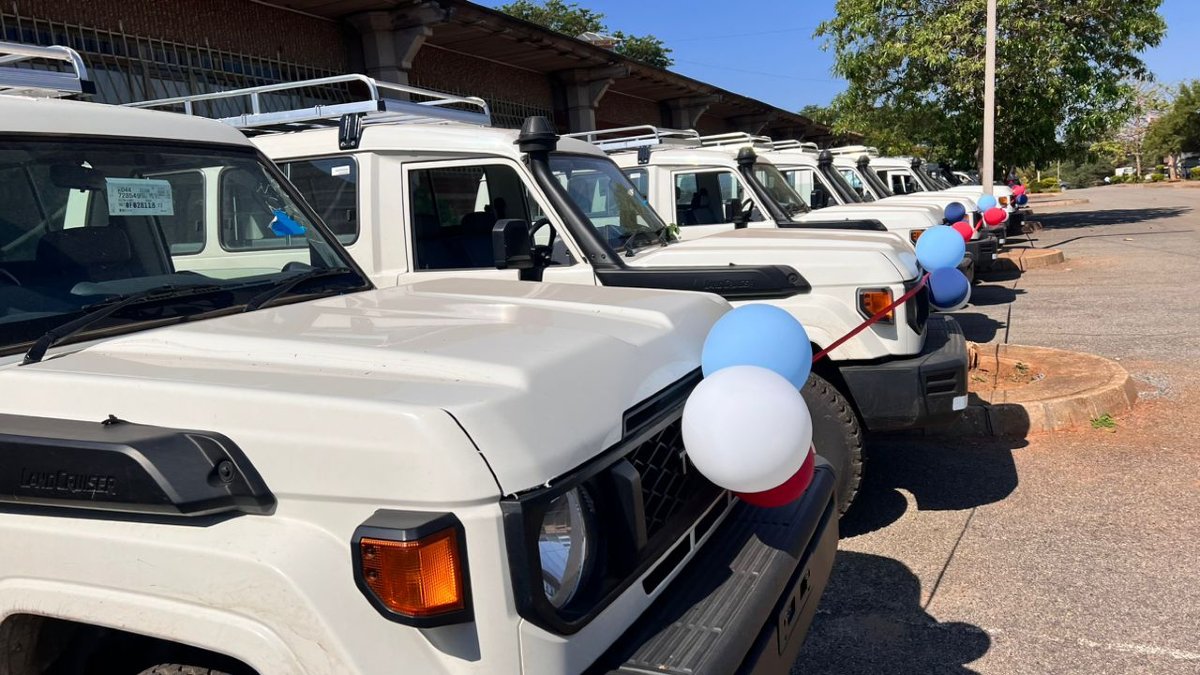 SokoCindy's tweet photo. Now that President ED Mnangagwa has given cars to the Ministry of Health, what more can critics say? President ED Mnangagwa is building our country brick by brick with these types of investments that improve healthcare infrastructure. https://t.co/MYqhbkJGDe