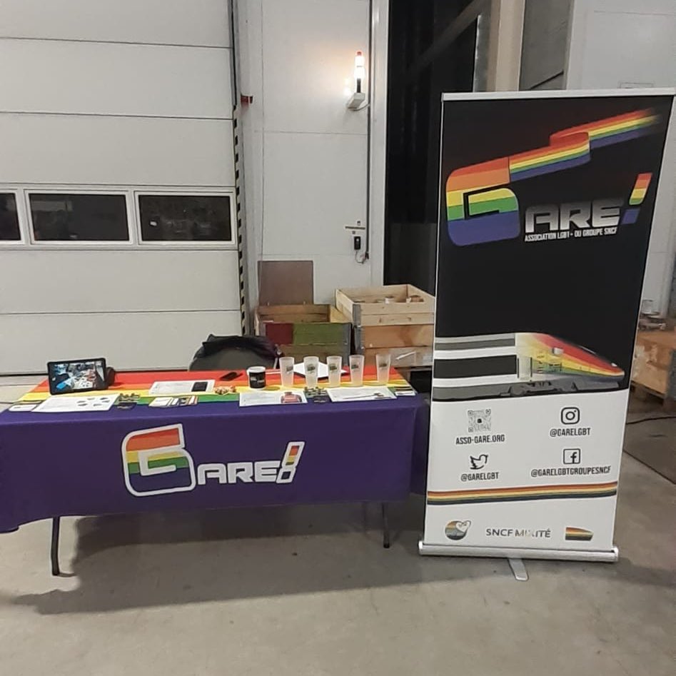 GareLGBT's tweet photo. Aujourd’hui, nous sommes présents à Lille pour présenter l’association aux agents du Technicentre d’Hellemmes à l’occasion de la Saint-Eloi 🏳️‍🌈 https://t.co/VPL1REuYrG