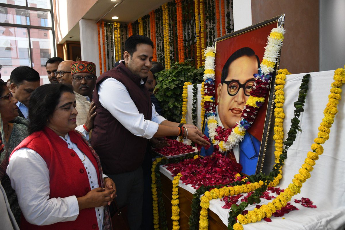 आज दिनांक 6 दिसम्बर 2024 भाजपा केंद्रीय कार्यालय 6 दीनदयाल मार्ग नई दिल्ली में उपस्थित रहकर 
 संविधान शिल्पी,भारत रत्न श्रध्देय बाबासाहेब डॉ भीमराव अंबेडकर जी के महापरिनिर्वाण दिवस पर पुष्पांजलि अर्पित की|
<a href="/BJP4India/">BJP</a>