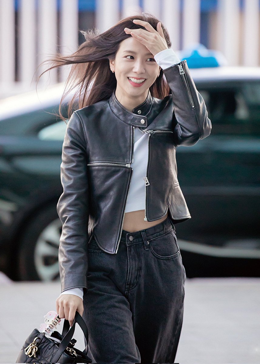 BLINKVotingPage's tweet photo. BLINKS, Retweet and reply for our precious JISOO 🤍💖

JISOO AT DIOR GOLD HOUSE 
#ประเทศไทยสวยขึ้นเพราะมีจีซู
@officialBLISSOO  #JISOO https://t.co/IXQ6lZAryL