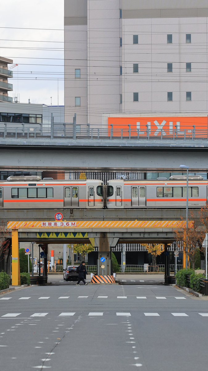 odoru2001's tweet image. 🎤Zepp Nagoya前横断歩道とドクターイエロー🎸
2024年12月5日 、以前から気になっていた撮影地、ささしまライブ駅近くのライブハウス「Zepp Nagoya」前の道路からドクターイエローの写真を撮影しました

#eosr6markii
#eosr6mark2
#ef100400mmf45_56lisusm 
#rf2470 
#rf2470f28lisusm…