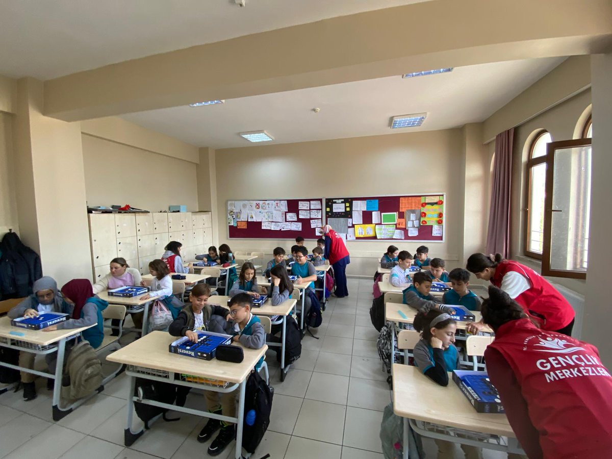 “Hayata Değer Kat” sloganıyla yola çıkıp Proje İmam Hatip Ortaokulunu ziyaret ettik 😍
Günlük iyilik ödevleri çekilerek kalpler yumuşatıldı ardından da reversi oyunu ile heyecan ve rekabet dolu dakikalar yaşandı.