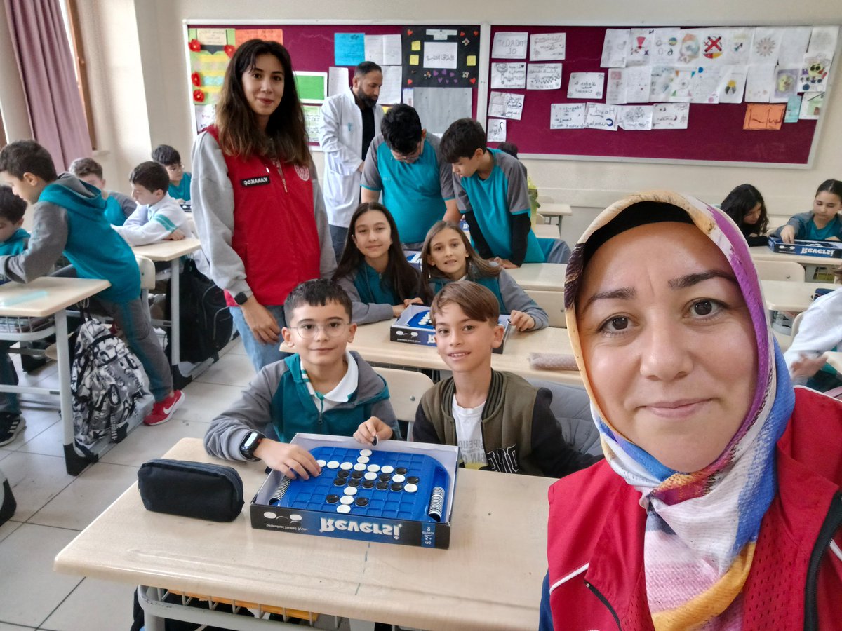 GSB_CanakkaleGM's tweet photo. “Hayata Değer Kat” sloganıyla yola çıkıp Proje İmam Hatip Ortaokulunu ziyaret ettik 😍
Günlük iyilik ödevleri çekilerek kalpler yumuşatıldı ardından da reversi oyunu ile heyecan ve rekabet dolu dakikalar yaşandı. https://t.co/wMFwklP7cA