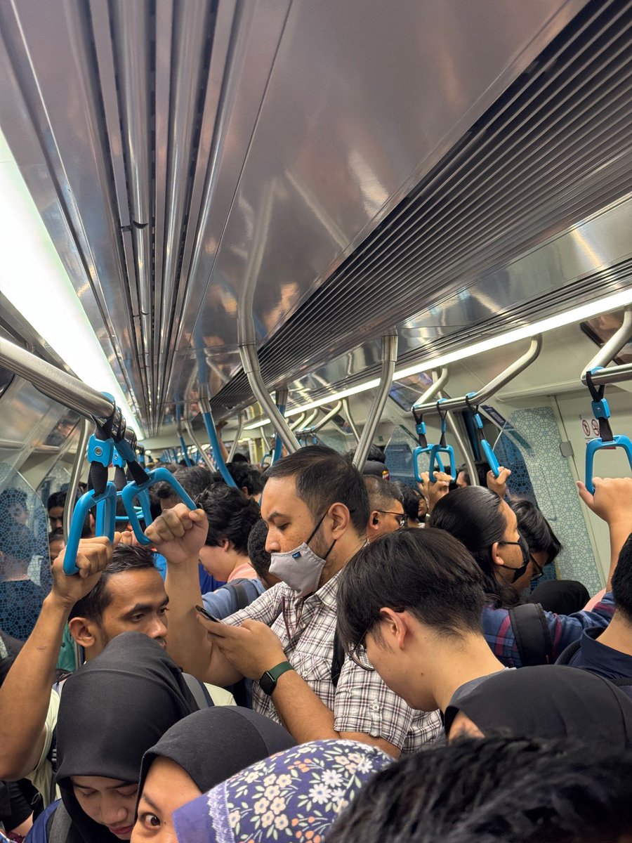 slainthayer's tweet image. Every day I am reminded Malaysian media kept inviting this transport consultant who unironically argue the MRT is empty

Meanwhile me being packed like a sardine after missing the previous train because it was full: