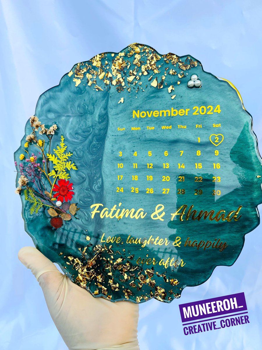 _muneeroh's tweet image. Dear business owners, share pictures of you holding your product in your hand. Let’s go! 🥳