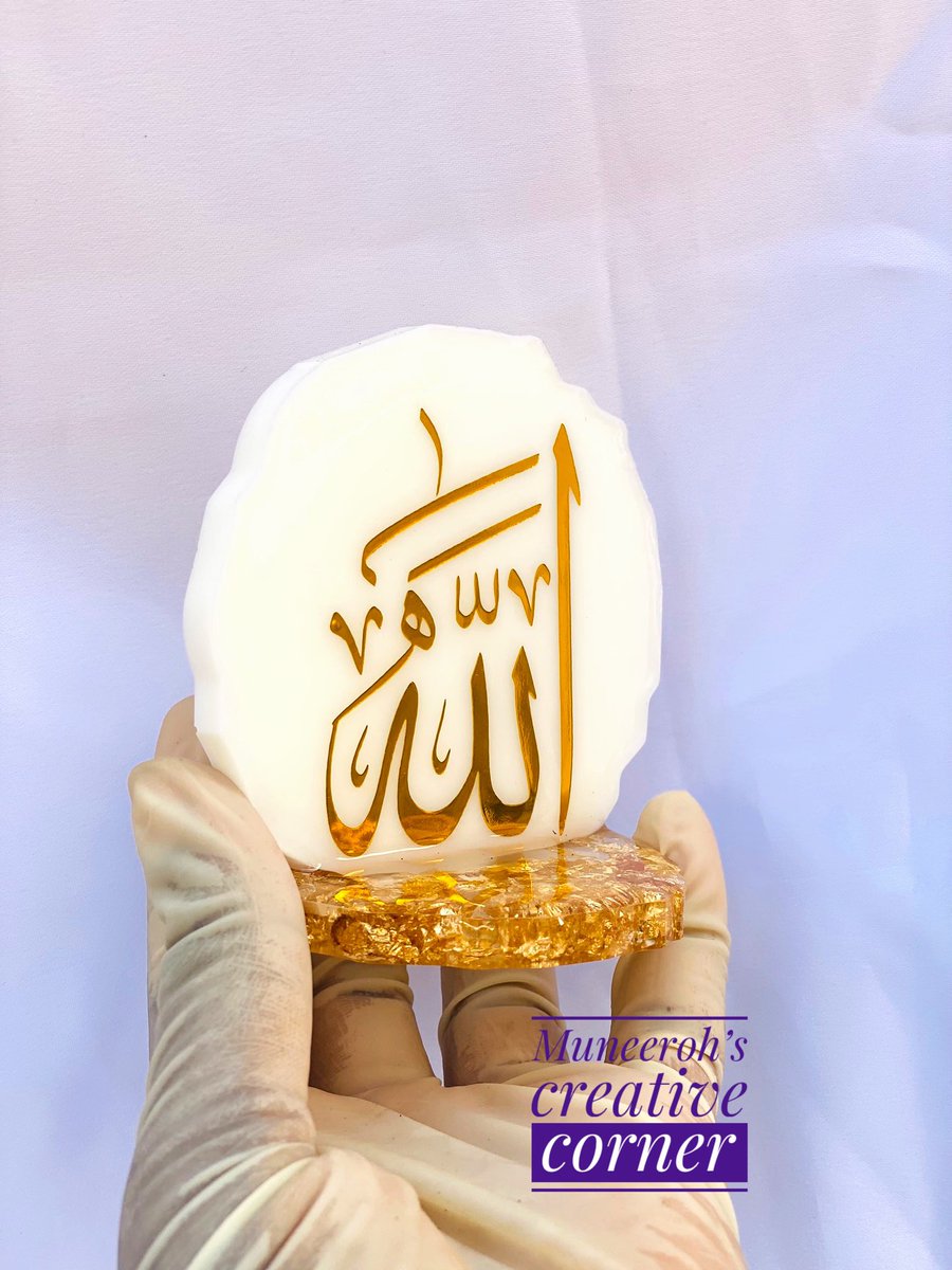 _muneeroh's tweet image. Dear business owners, share pictures of you holding your product in your hand. Let’s go! 🥳