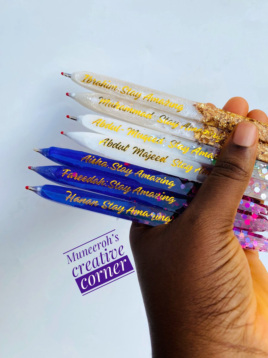 _muneeroh's tweet image. Dear business owners, share pictures of you holding your product in your hand. Let’s go! 🥳