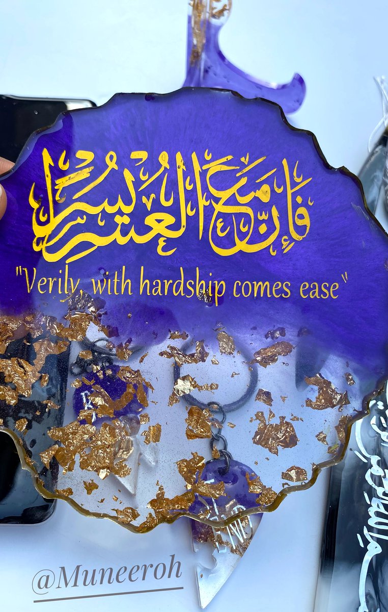 _muneeroh's tweet image. Dear business owners, share pictures of you holding your product in your hand. Let’s go! 🥳