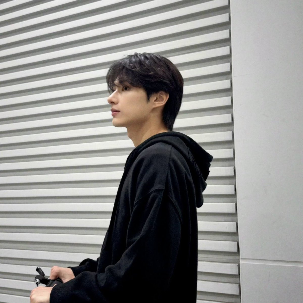FALLIN4JUN's tweet photo. different year but still the same gorgeous side profile 🫡 https://t.co/D1aJNMHSoh
