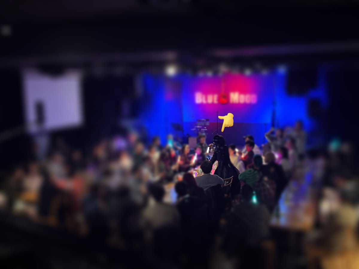 yucat1031's tweet photo. 昨日は
株式会社パラレルキングダム設立5周年を祝う忘年会シークレットイベントでした

シークレットだったので
yucatのファンクラブPARALLEL  KINGDOMの王族会員様限定で
yucatの生配信のみでお知らせをしていたのですが、こんなにもたくさんの方が平日にも関わらず駆けつけて下さり
お世話になっている関係者の皆様もたくさん集まって下さいまして
ここでしか届けられないような
超スペシャルなアーティストの皆様とライブをお届けしました。
豪華だったし皆様の気合いが凄くて
私とてもとても感動してしまいました。

アットホームとかの言葉を通り越して
家族ってやつみたいでした（byジャパリズム）
こんな距離感で歌ったよ。

開催まで秘密を守ってくれたみんなにも感謝です。さすがだよみんな👏

昨日みんなと叫んだ
「笑って！」
一生忘れない。
ありがとうございました。
より一層精進してまいります！！

#yucat