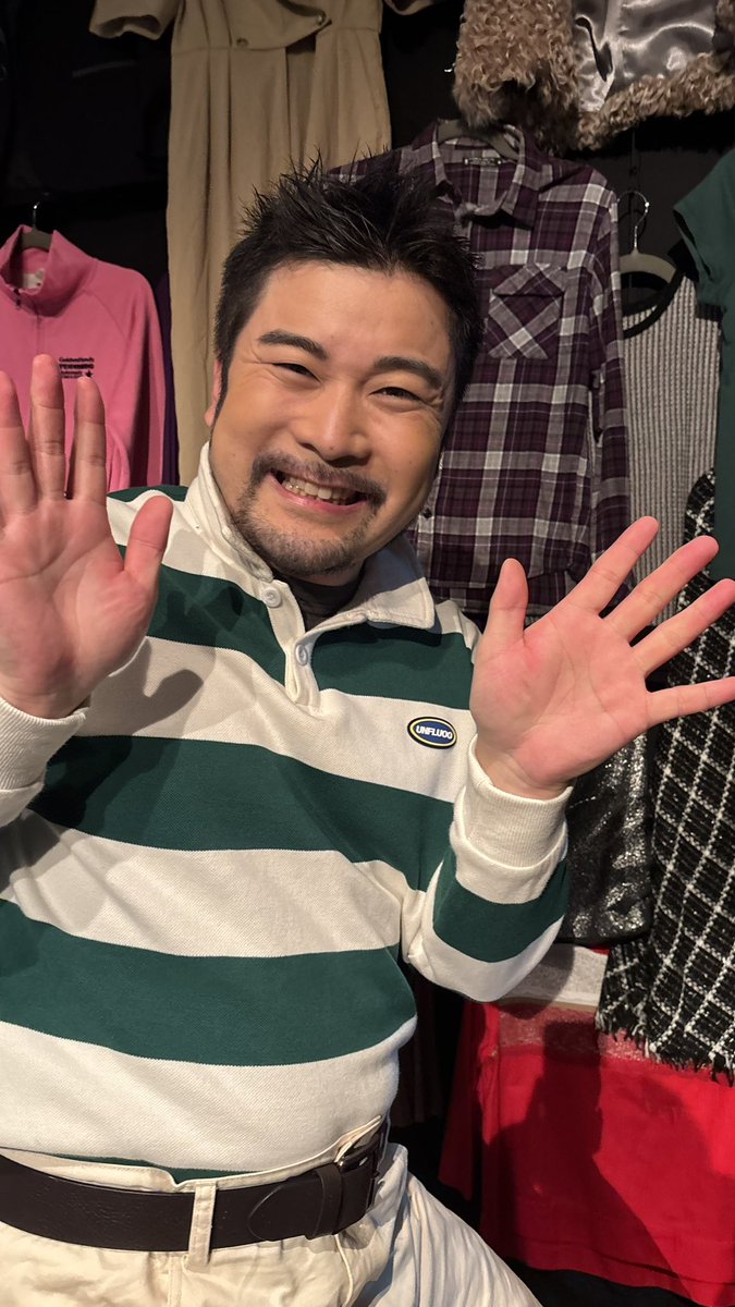 goropachi's tweet photo. #マハルコ組曲

本来の舞台ではモブ的な立ち位置のキャラクターの役者はアンサンブルキャストと呼ばれ、兼役で何役かすることが多いですが

マハルコ組曲ではメインの役とは別に複数兼役して進行していく面白い座組でした。

かくいう自分も学校の担任黒田先生だけでなく、ラガーマン(？)マサという役でも出てたんだよっ🏉