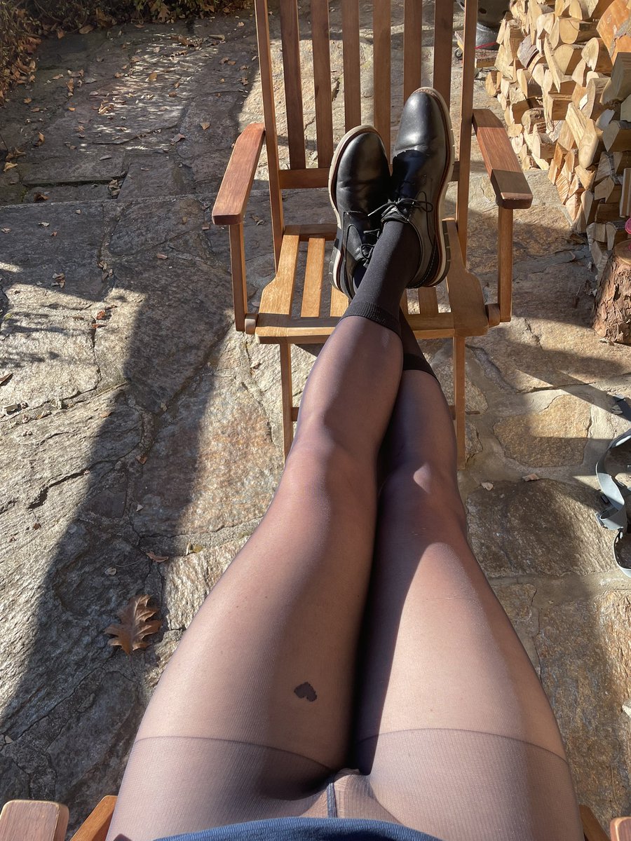 xantun1's tweet photo. Schönes Wetter am Lago Magiore. ☀️☺️Sonne auf den Beinen ist schön. #nylonfetısh #nylons #sissy #dwt https://t.co/jEJkg4u2pG