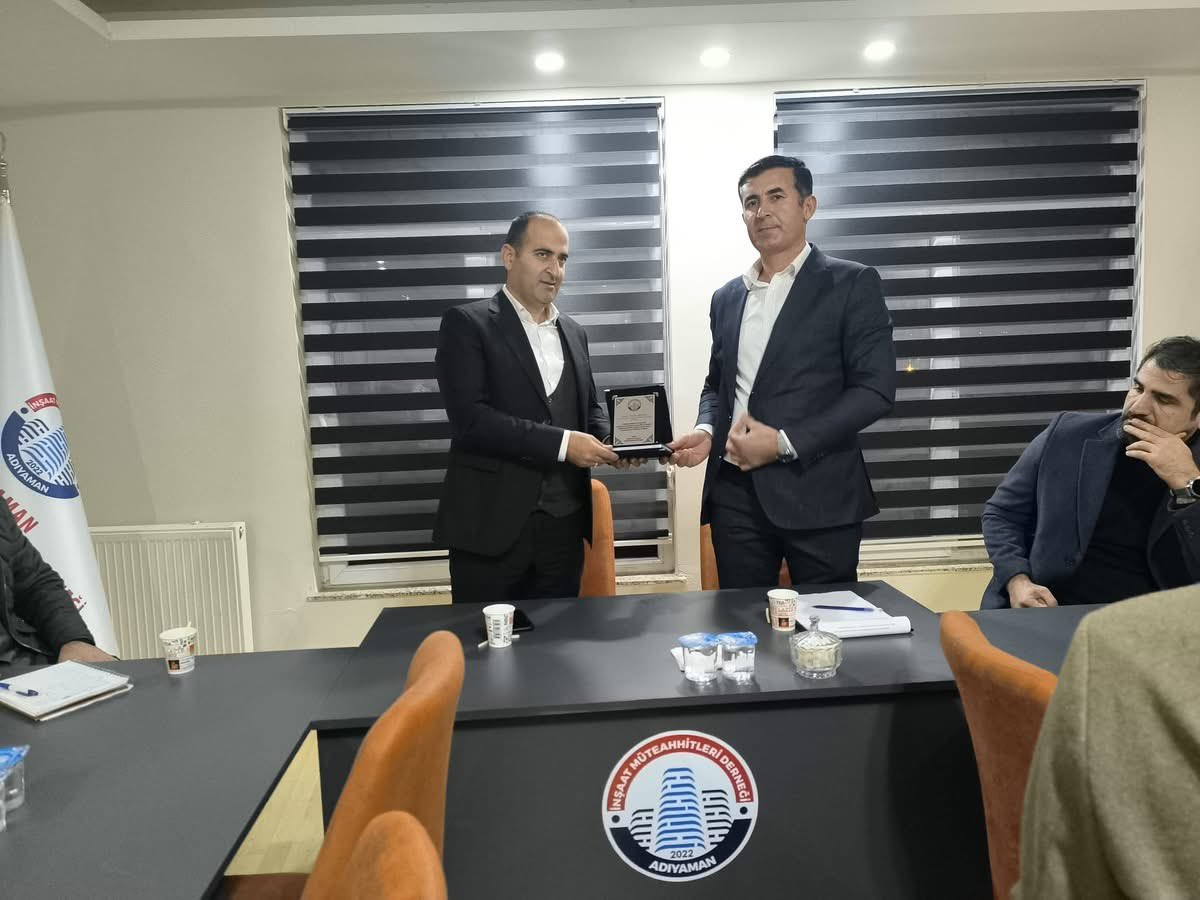 Bayramdgru's tweet photo. Toplantımıza katılarak Deprem sonrası sürec ile ilgili bizleri bilgilendiren; Adıyaman Çevre Şehircilik İl müdürü Sayın Faysal ERGEZEN ve  Adıyaman Çevre Şehircilik müdürlüğü Kentsel dönüşüm şube müdürü Sayın İbrahim KARA bey'e teşekkür ederiz. https://t.co/72KmpSng9G