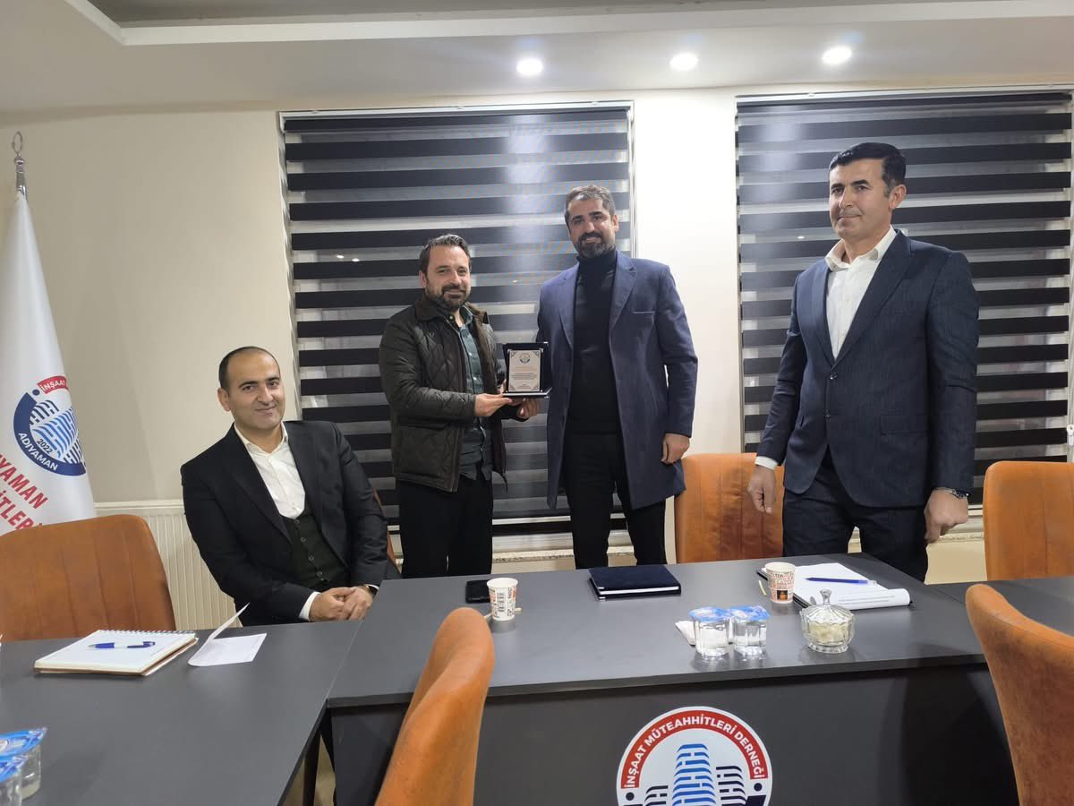 Bayramdgru's tweet photo. Toplantımıza katılarak Deprem sonrası sürec ile ilgili bizleri bilgilendiren; Adıyaman Çevre Şehircilik İl müdürü Sayın Faysal ERGEZEN ve  Adıyaman Çevre Şehircilik müdürlüğü Kentsel dönüşüm şube müdürü Sayın İbrahim KARA bey'e teşekkür ederiz. https://t.co/72KmpSng9G