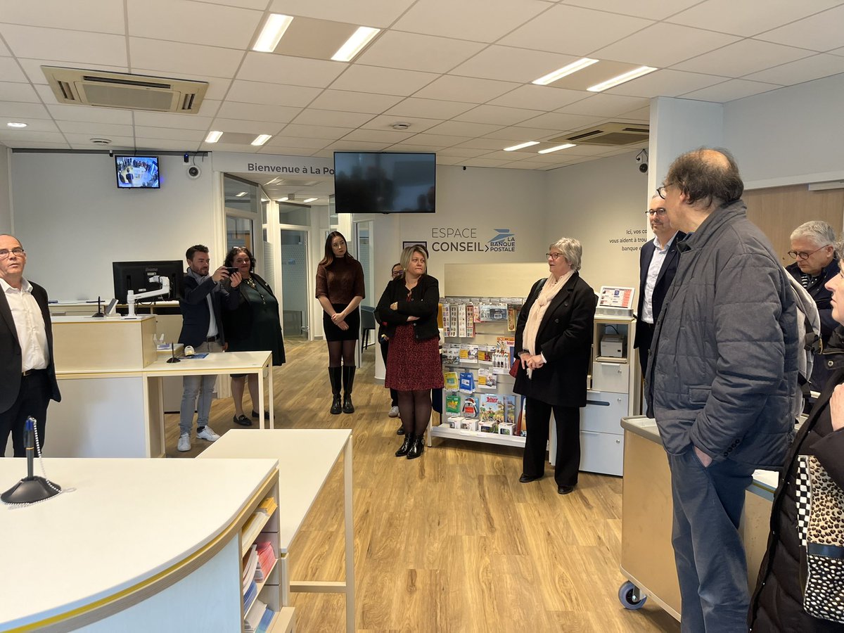 Aujourd’hui, #LaPoste d’Hennebont dans le #Morbihan, à été inaugurée après une période de travaux. 
Un environnement + moderne, lumineux et confortable pour les équipes et les clients 👌
#Proximité