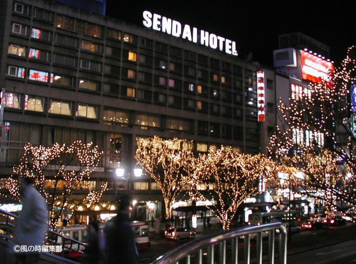 kazenotoki's tweet photo. 今日から「SENDAI光のページェント」が始まったらしい✨当初は青葉通のケヤキ並木にもイルミネーションが灯っていたっけ。

『バック・トゥ・ザ・センダイ』2025年カレンダー12月に掲載（2007年12月 撮影／岡野雅昭さん）
 #仙台  #SENDAI光のページェント  #仙台ホテル #青葉通 https://t.co/egwYfR7KGn