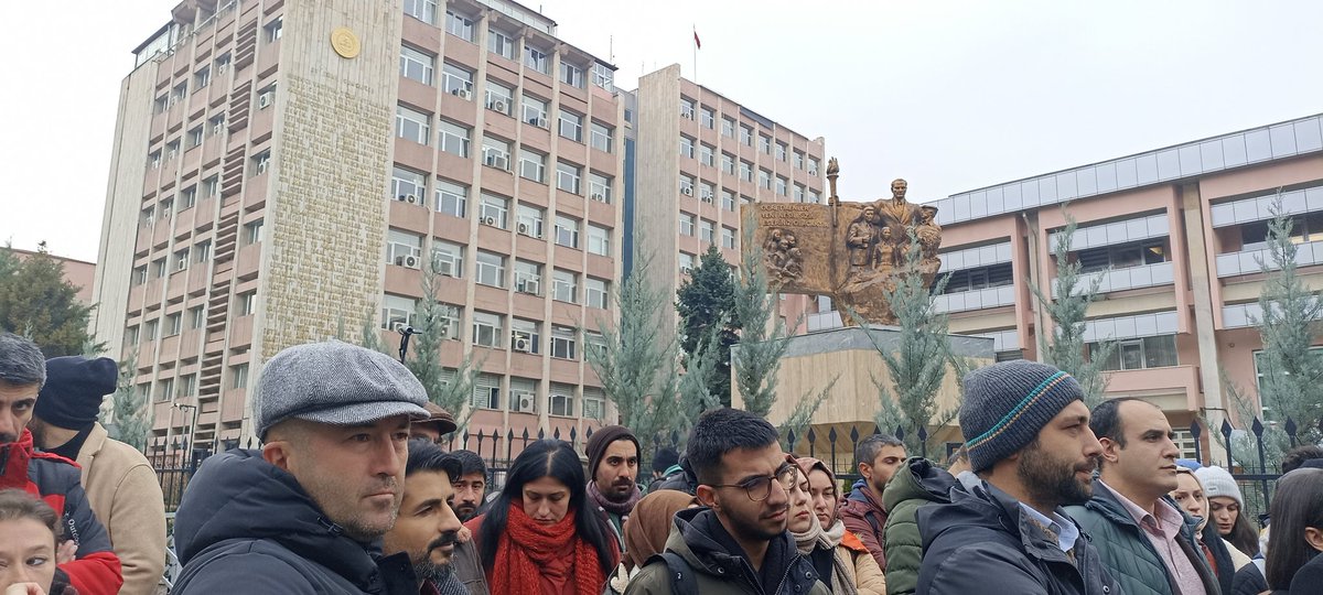 egitimsenankara's tweet photo. Mülakat mağduru öğretmenlerin MEB önündeki oturma eylemi sürüyor.
Haklı mücadelelerinin yanında olmaya devam ediyoruz.

#ÖğretmenlerGözaltında https://t.co/KCEXQ82jLl